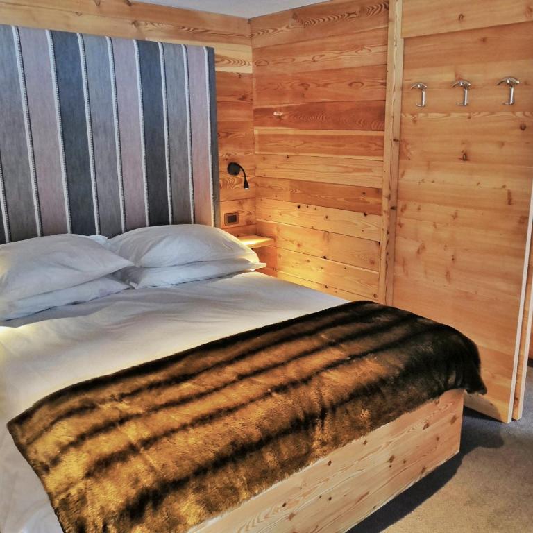 Orso Bianco Hotel & Chalet - Camera Familiare con Vista Montagna - 1