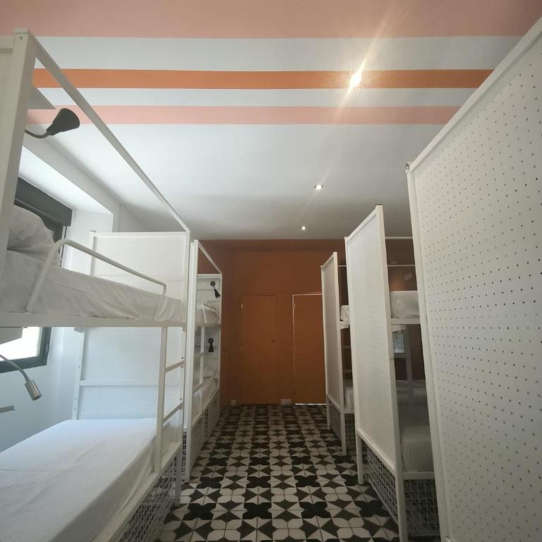 Feel Hostels Soho Malaga - Cama en habitación compartida mixta de 10 camas con baño privado - 1