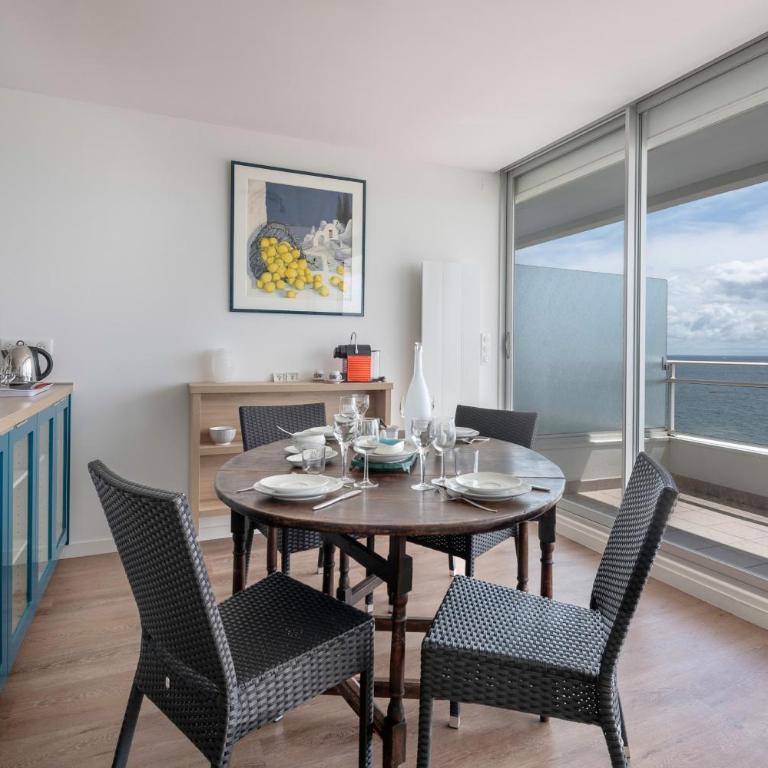 Appartement pour 6, vue mer à 40m de la plage - Apartment - 12