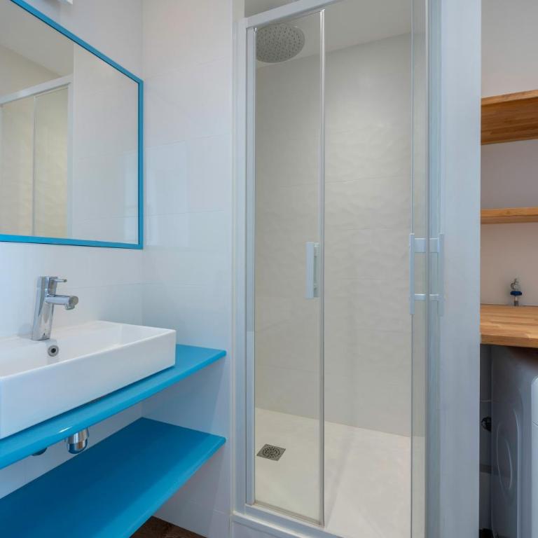 Appartement pour 6, vue mer à 40m de la plage - Apartment - 8