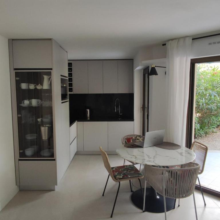 Le Palmier, jardin privatif, plage 200m, centre et restaurants à deux pas, climatisé, wifi, garage, rénové - Apartment with Garden View - 9