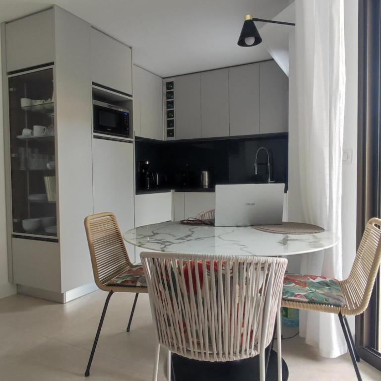 Le Palmier, jardin privatif, plage 200m, centre et restaurants à deux pas, climatisé, wifi, garage, rénové - Apartment with Garden View - 11