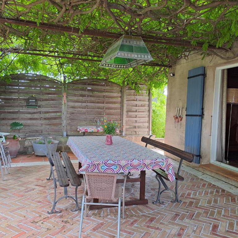 villa provençale avec piscine privée- jardin- terrasses ombragées à 5mn d'Arles - Villa con Piscina Privata - 5