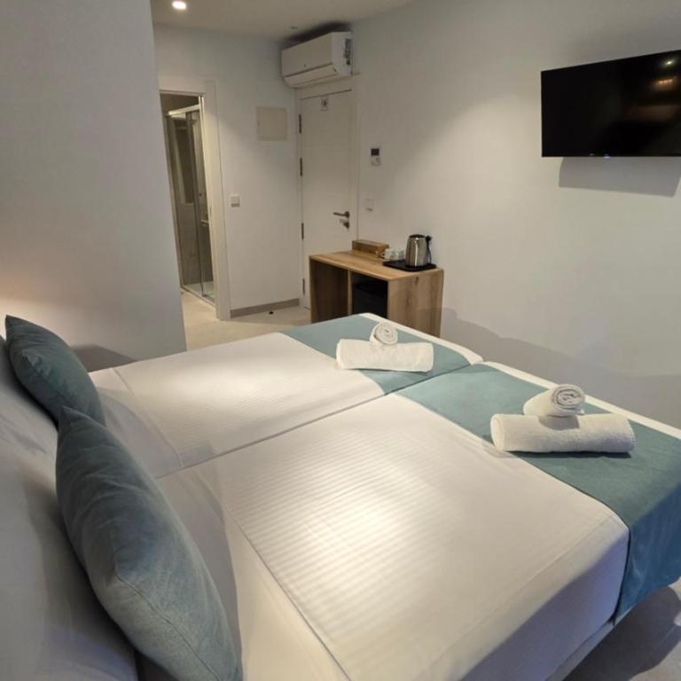 Hostal Rambla 24 by Holihome - Superior Twin Room - 4