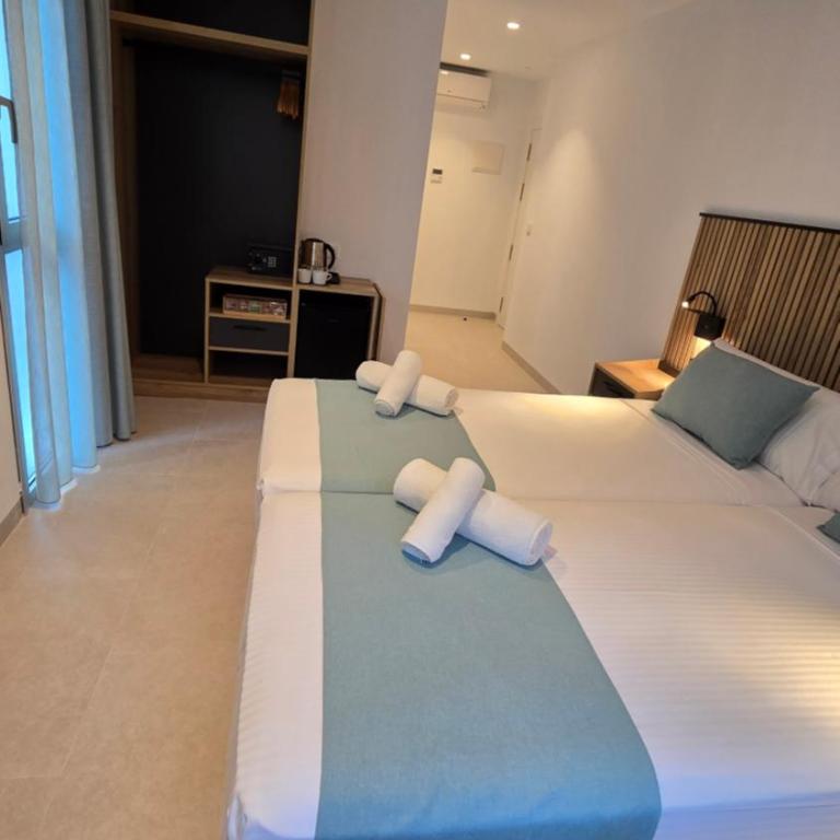 Hostal Rambla 24 by Holihome - Deluxe Twin Room - 3