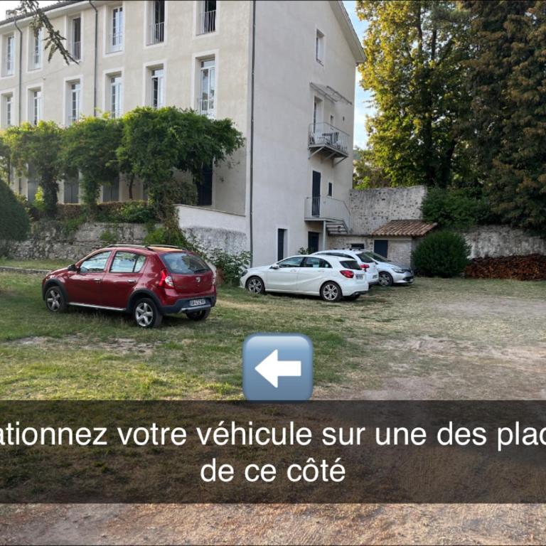 Les Glycines, charmant studio au calme dans bâtisse de Maître proche du centre ville parking gratuit - Studio - 34