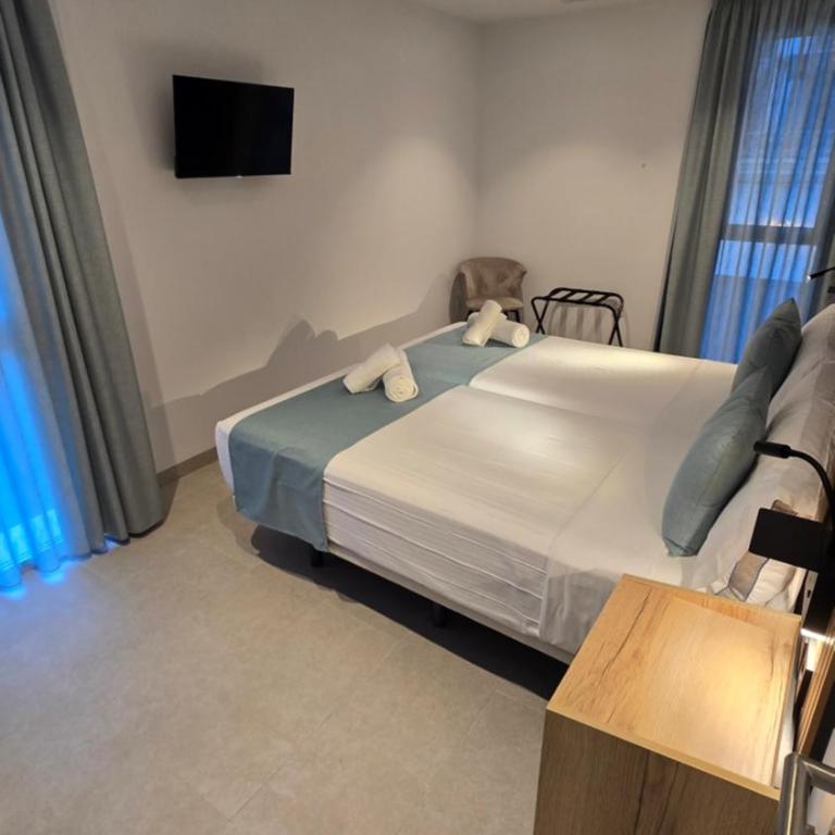 Hostal Rambla 24 by Holihome - Superior Twin Room - 11