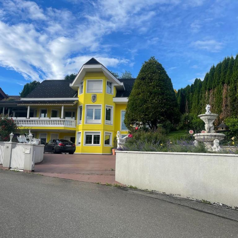 Apartments in elegant Villa am Red Bull Ring in Spielberg - Villa - 1