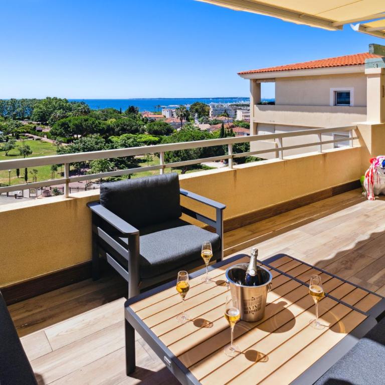 DUPLEX VILLA LES PINS 89m2 et terrasse 30m2 - Appartement 3 Chambres - Étage Supérieur - 44