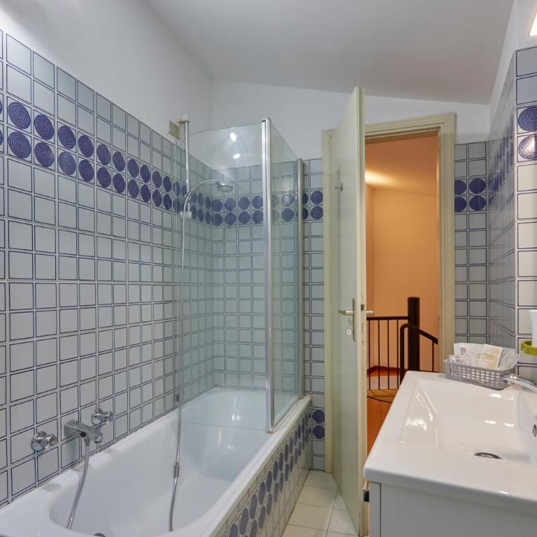 La Finestra sul lago - 100mt lake - wonderful lake view for 6 people, pool, free parking - Appartamento con 3 Camere da Letto - 13