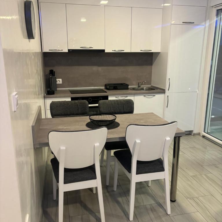 Maja Apartmani - Apartman sa 2 Spavaće Sobe - 11