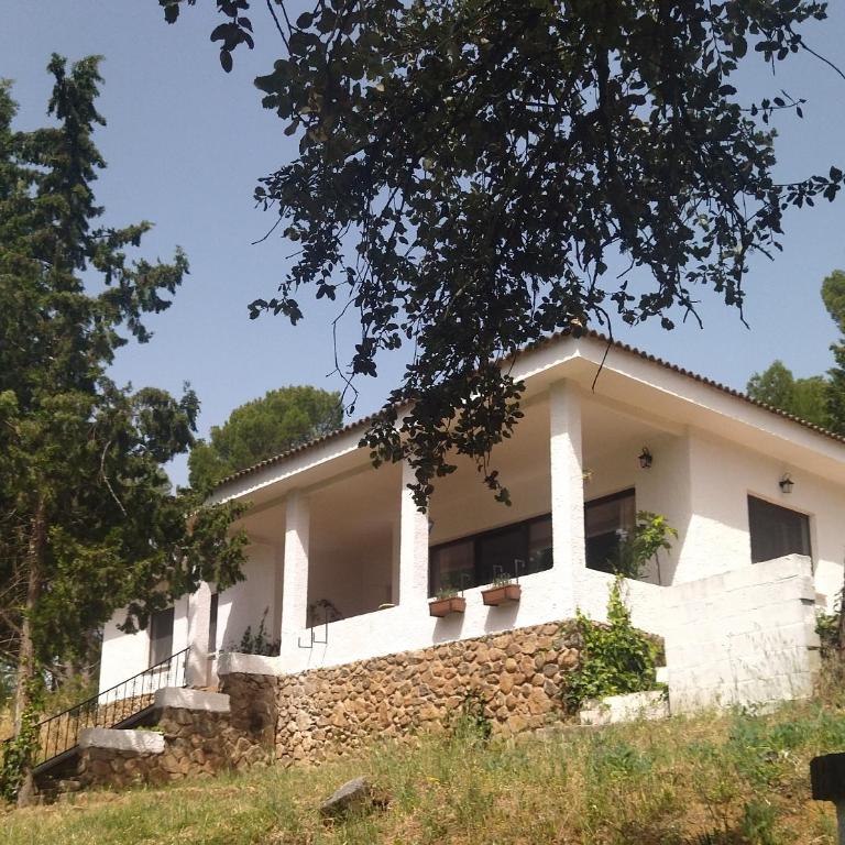 Bonita casa blanca en el bosque. - Two-Bedroom House - 3