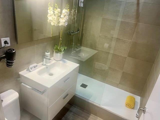 Front Arc - Double Room with Private Bathroom - 2