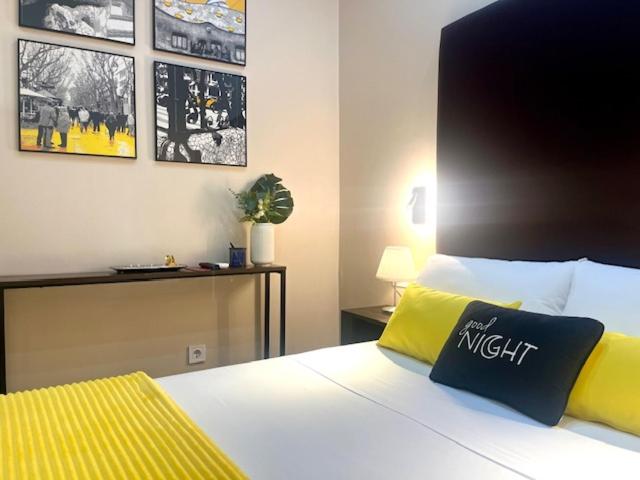 Front Arc - Double Room with Private Bathroom - 4