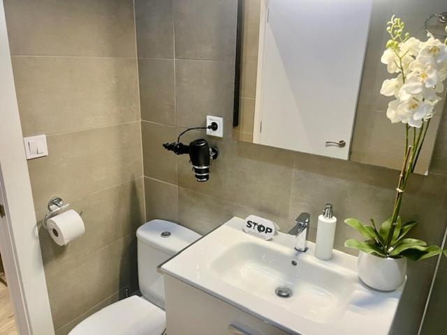 Front Arc - Double Room with Private Bathroom - 3
