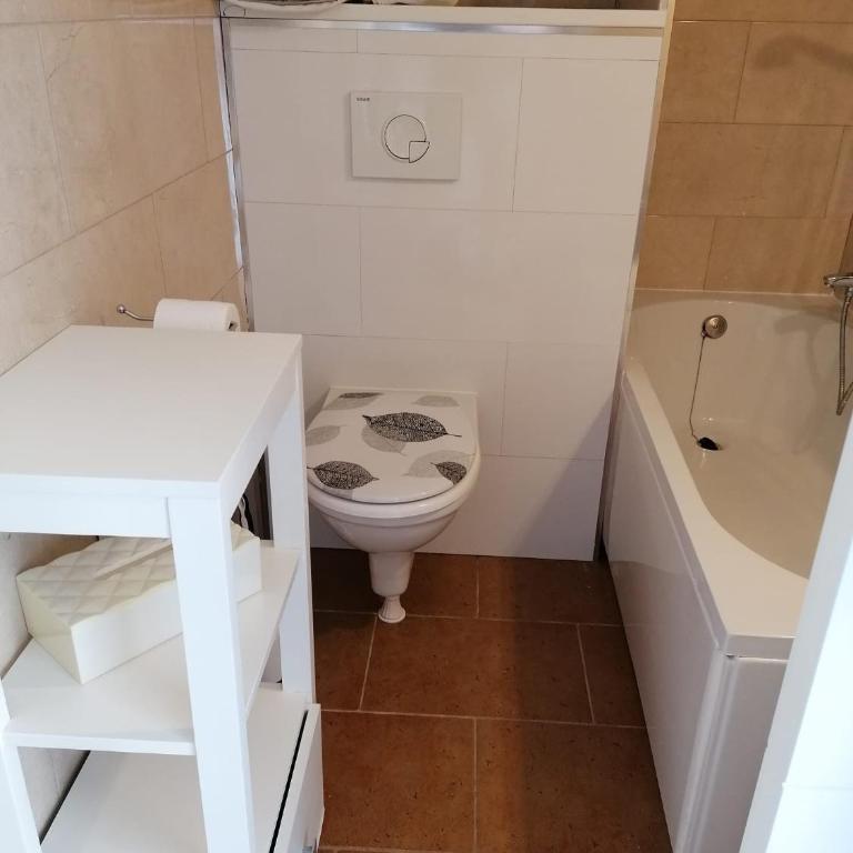 habitación con techo inclinado y vista al mar - Apartamento de 1 dormitorio - 6
