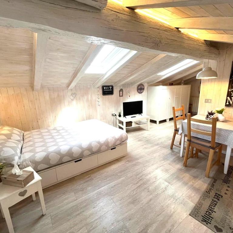 Il piccolo Loft nel cuore antico di Aosta - You & Me case vacanza - Monolocale - 2