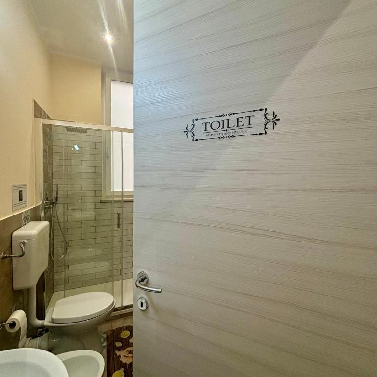 D'Aragona Guest House - Deluxe King Room - 9