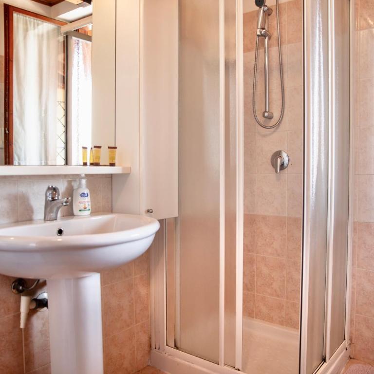 La casa di Monica con piscina e terrazza - Three-Bedroom Apartment with Balcony - 12
