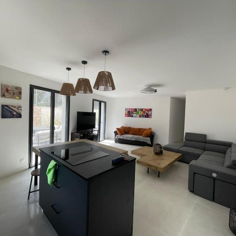 Modern'Beach Appart - Three-Bedroom Apartment - 8