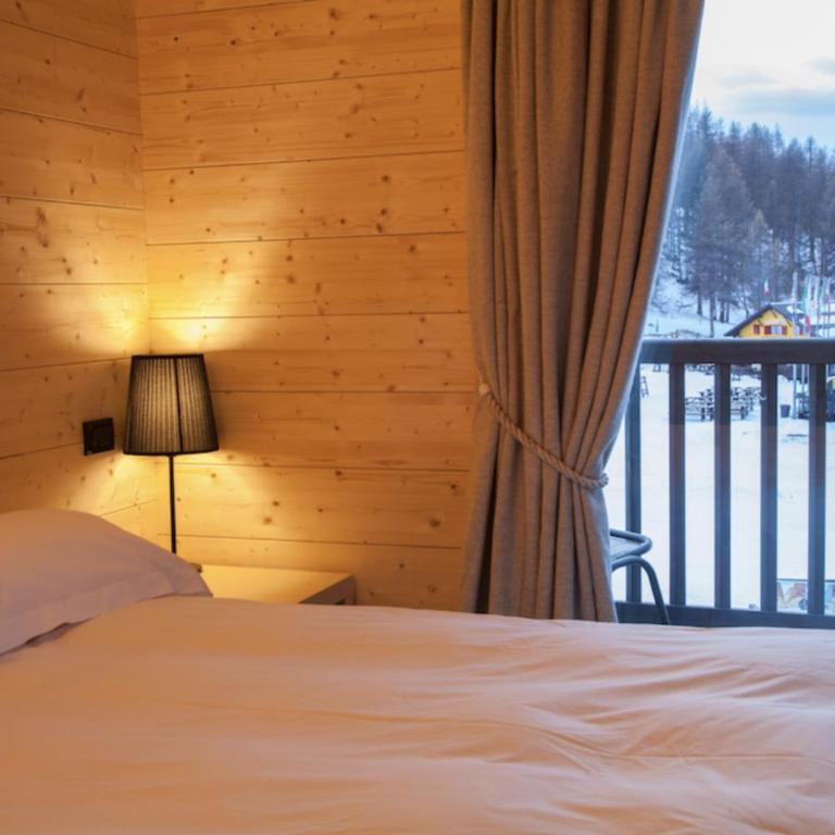 Orso Bianco Hotel & Chalet - Camera Familiare con Vista Montagna - 9