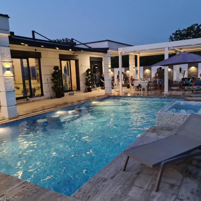 Harmony house with POOL - Three-Bedroom Villa - 27