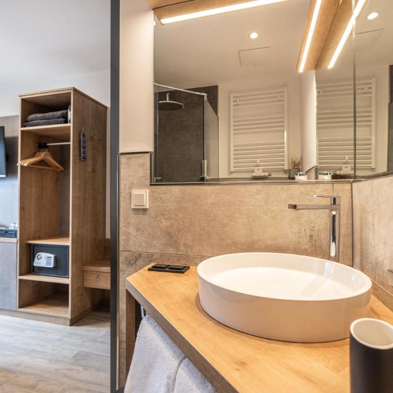 Der Burgblick-Adults Only 24 H Self Check In - Small Deluxe Double Room with Castle view and Balkony - 6