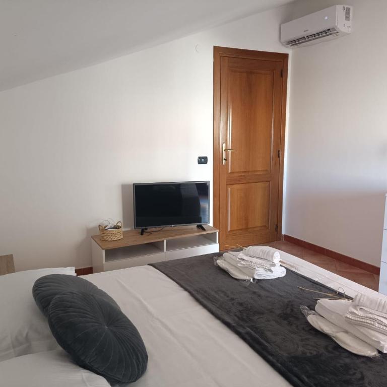 Kennedy Family Apts - Two-Bedroom Apartment with Terrace - 6