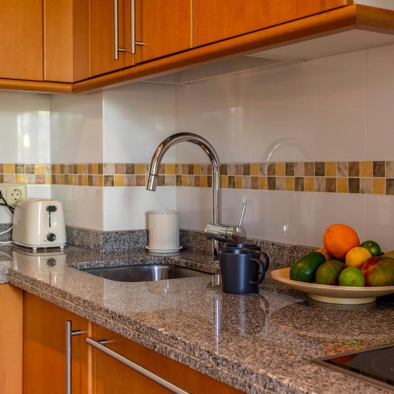 Modern Sea & Golf View 2-Bedroom Apartment with Pool and Terrace in Mijas - Apartamento de 2 dormitorios - 16