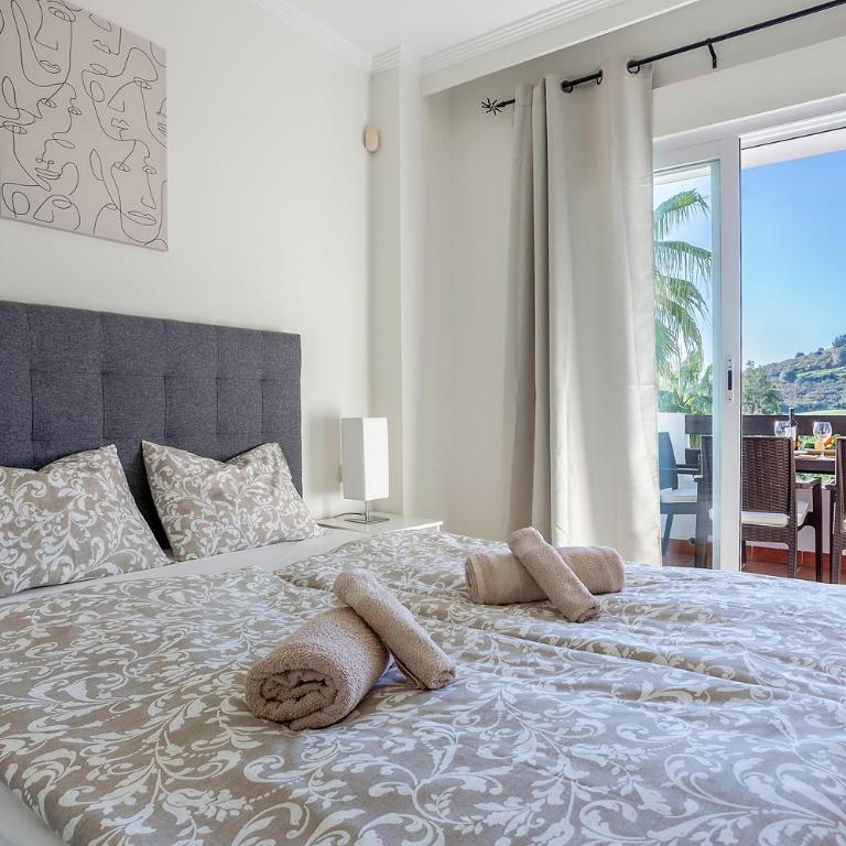 Modern Sea & Golf View 2-Bedroom Apartment with Pool and Terrace in Mijas - Apartamento de 2 dormitorios - 9