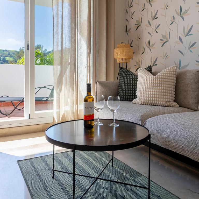 Modern Sea & Golf View 2-Bedroom Apartment with Pool and Terrace in Mijas - Apartamento de 2 dormitorios - 23