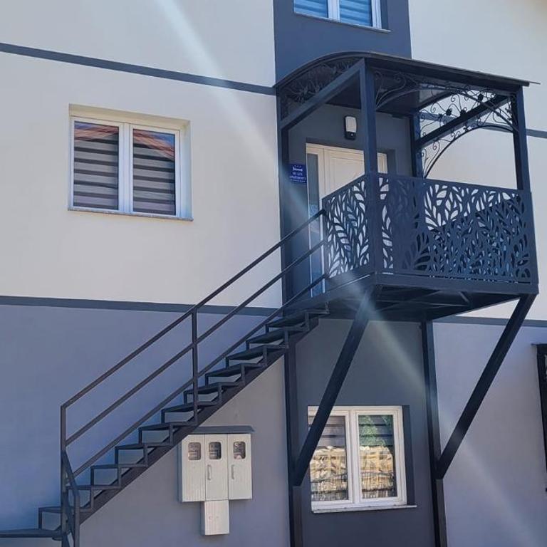 Oz Lux Apartments - Three-Bedroom Apartment - 4