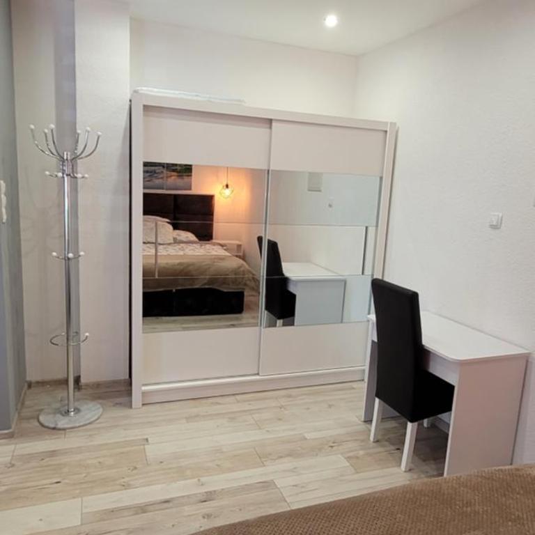 Oz Lux Apartments - One-Bedroom Apartment - 9