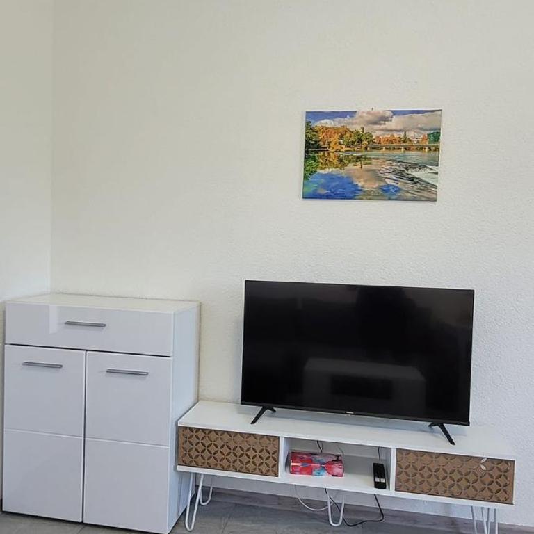 Oz Lux Apartments - One-Bedroom Apartment - 6