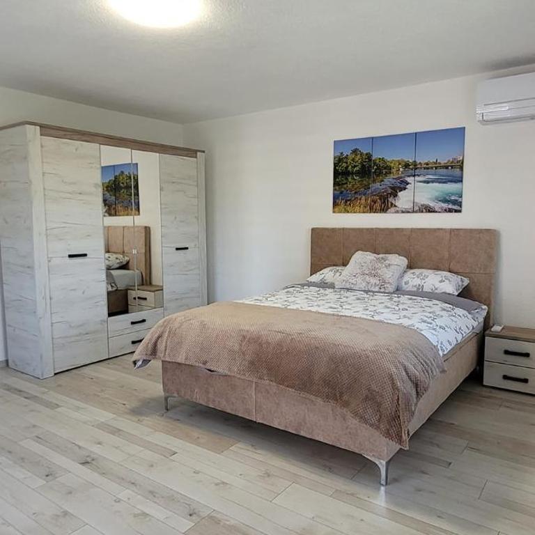 Oz Lux Apartments - Three-Bedroom Apartment - 11