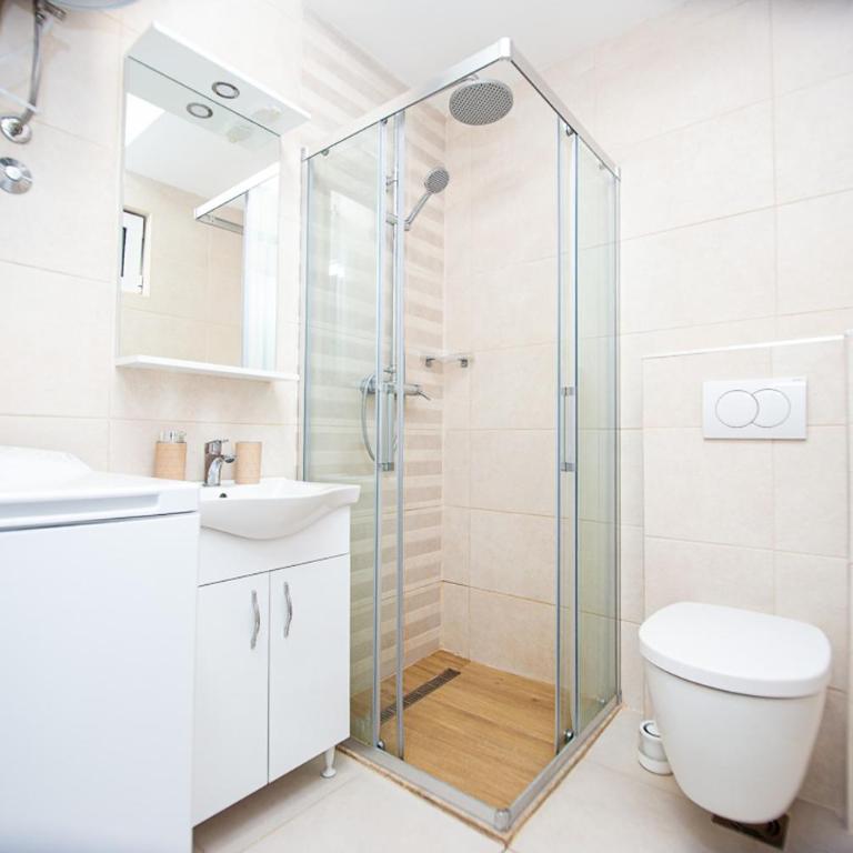 Newly refurnished apartment with large garden - Apartman sa 1 Spavaćom Sobom - 20