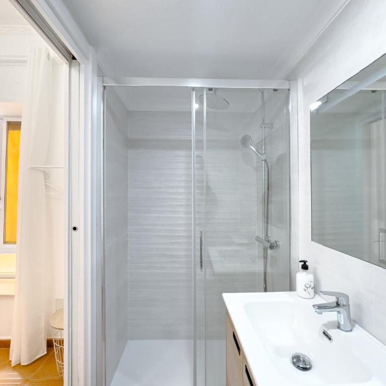 Hostal Habitaciones & Suites Don Pepín - Double Room with Private Bathroom - 12