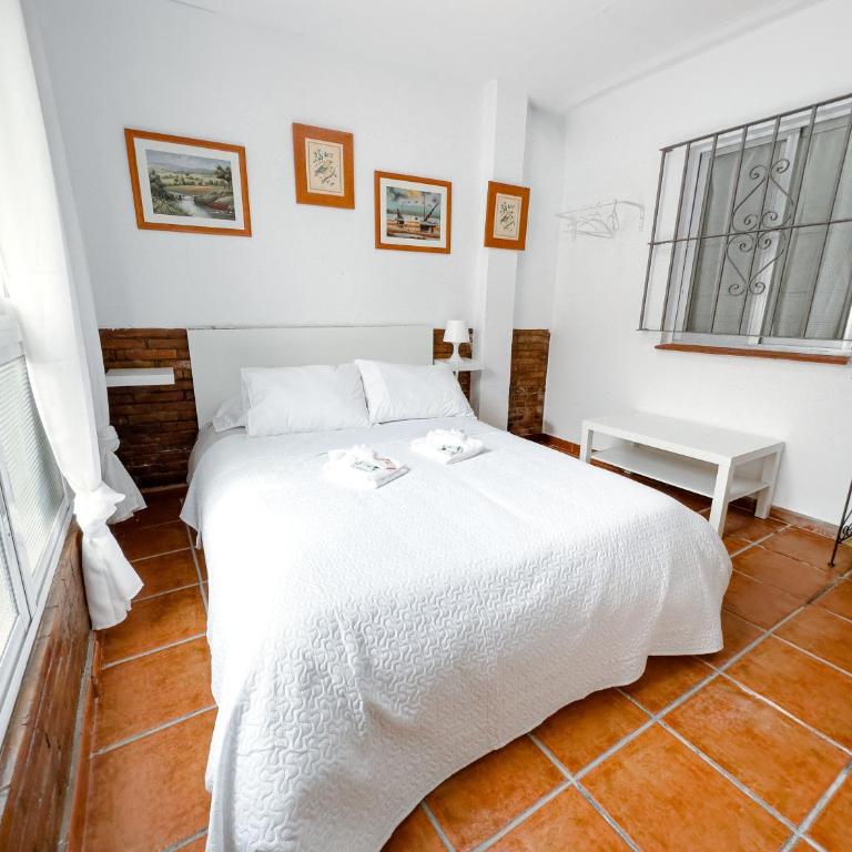 Hostal Habitaciones & Suites Don Pepín - Double Room with Private Bathroom - 9