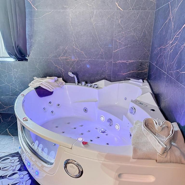 Love Room avec jacuzzi & lit King Size - Apartamento de 1 dormitorio - 3