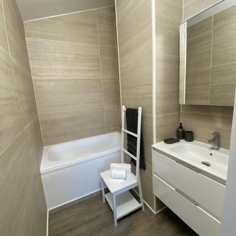 Villa Moana Lagune 4 chambres, 4 salles de bain, piscine privative chauffée à 30 degrés toute l année, balnéo, terrain de pétanque privé, ping-pong - Villa - 22