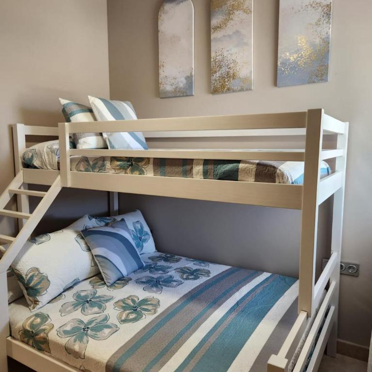 Ático esquinero con preciosas vistas al Valle del Este Golf con piscina comunitaria! - Apartamento de 3 dormitorios - 72
