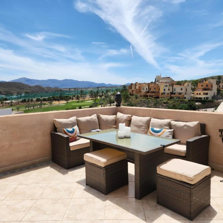 Ático esquinero con preciosas vistas al Valle del Este Golf con piscina comunitaria! - Apartamento de 3 dormitorios - 44
