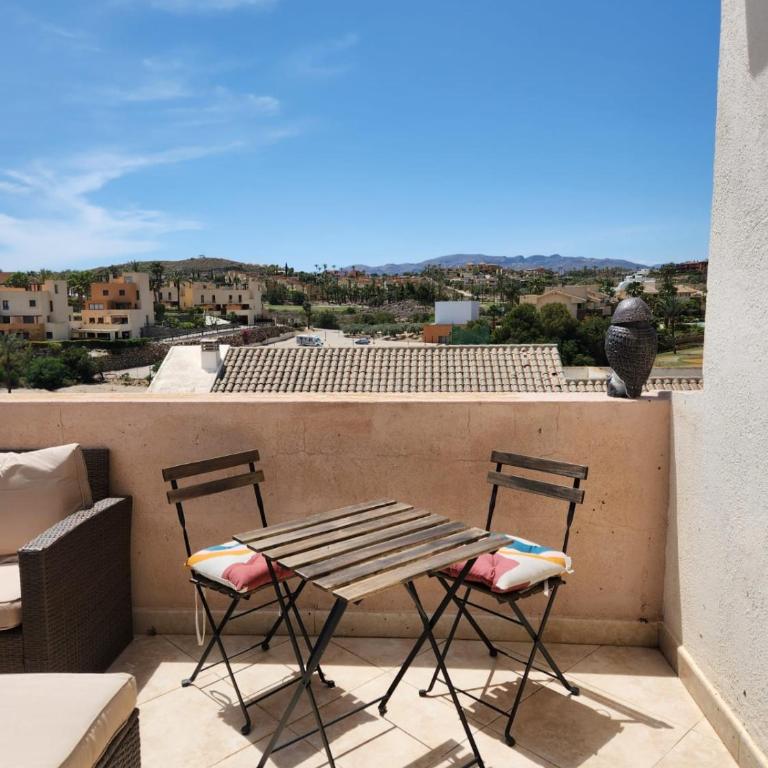 Ático esquinero con preciosas vistas al Valle del Este Golf con piscina comunitaria! - Apartamento de 3 dormitorios - 42