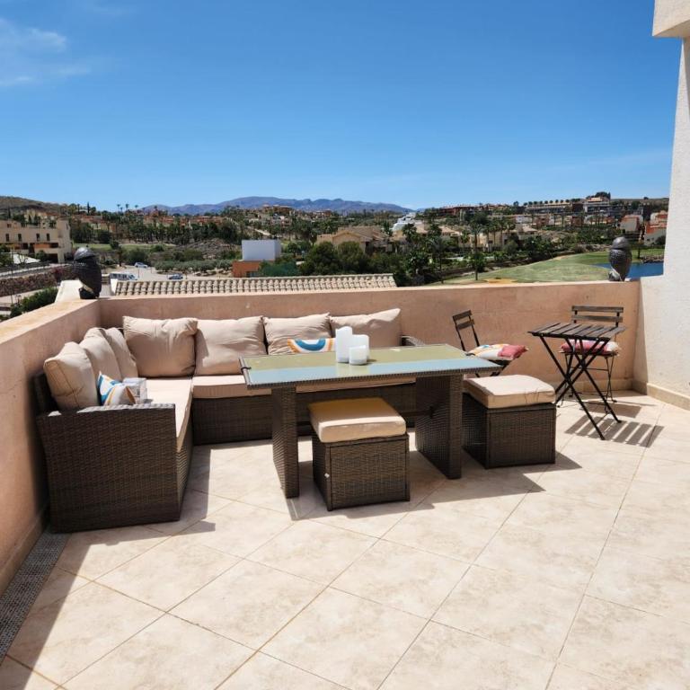 Ático esquinero con preciosas vistas al Valle del Este Golf con piscina comunitaria! - Apartamento de 3 dormitorios - 28