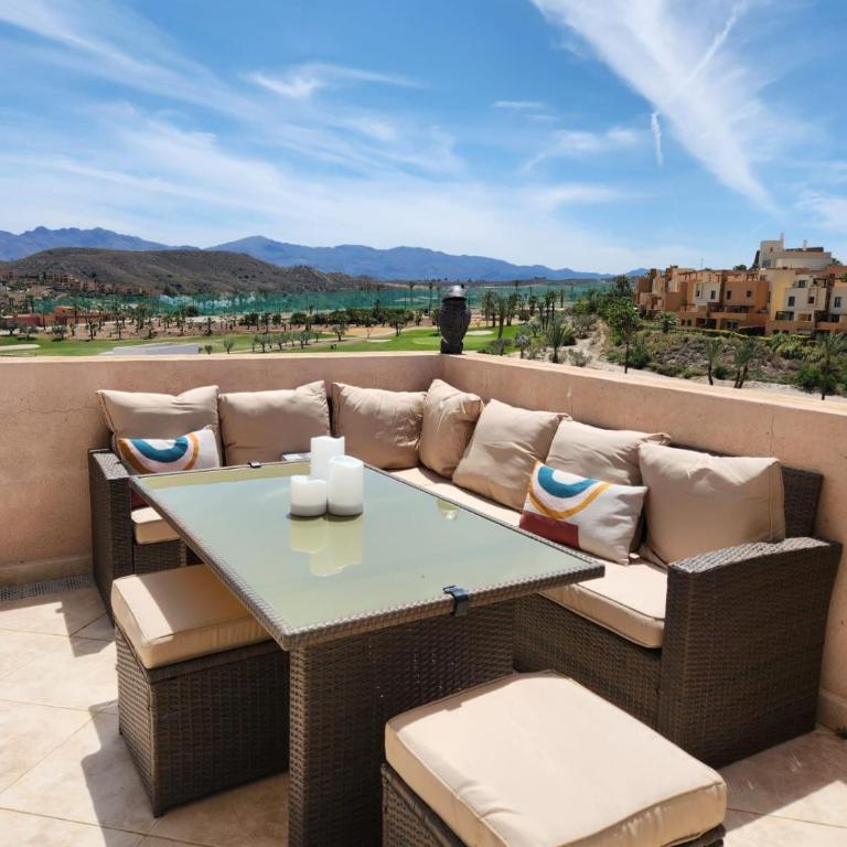 Ático esquinero con preciosas vistas al Valle del Este Golf con piscina comunitaria! - Apartamento de 3 dormitorios - 47