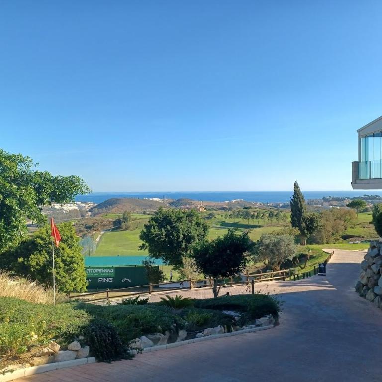 Modern Sea & Golf View 2-Bedroom Apartment with Pool and Terrace in Mijas - Apartamento de 2 dormitorios - 34