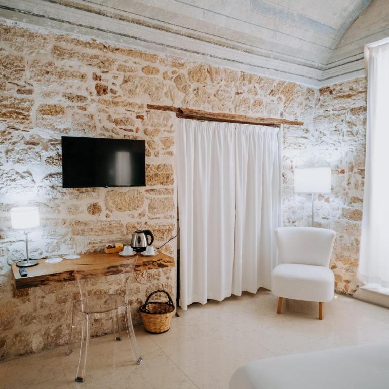 Ambrosia-Timeless Hosting - Deluxe Double Room with Bath - 13