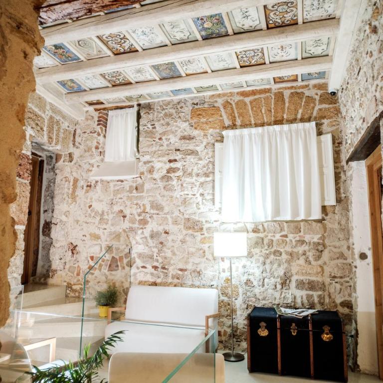 Ambrosia-Timeless Hosting - Deluxe Double Room with Bath - 10