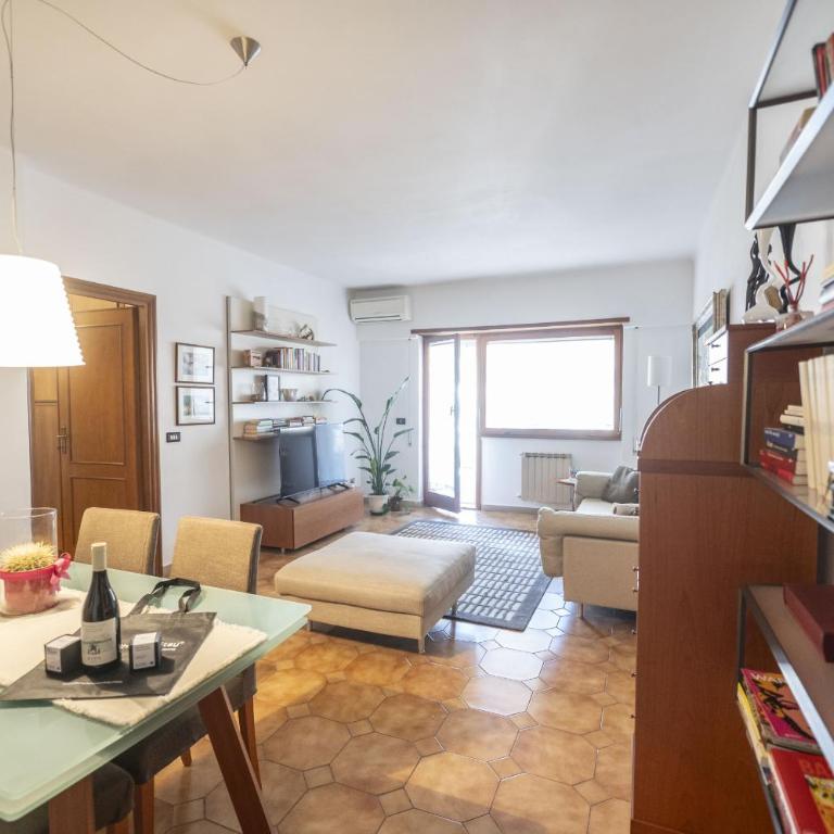 Luminous 2BR Family Apartment in Residential Area - Apartment mit 2 Schlafzimmern mit Balkon und Terrasse - 1