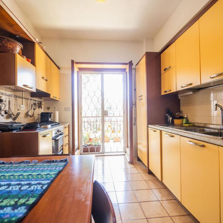 Luminous 2BR Family Apartment in Residential Area - Apartment mit 2 Schlafzimmern mit Balkon und Terrasse - 10